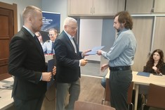 Uroczystość wręczania dyplomów studentom studiów podyplomowych przez pana Dziekana WBMiL prof Adama Marcińca