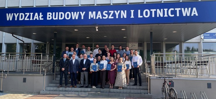 Absolwenci studiów podyplomowych Silniki Lotnicze i Analizy Wytrzymałościowe dla Przemysłu Lotniczego kadrą WBMiL