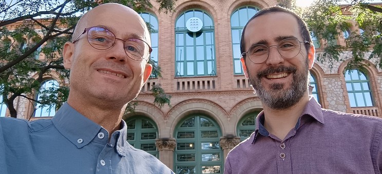 Na tle zabytkowego budynku Terrassa School of Industrial, Aerospace and Audiovisual Engineering