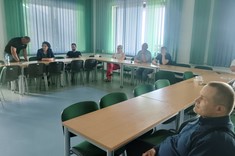 Zdjęcie sali z uczestnikami przysłuchującymi się wystąpieniom podczas seminarium