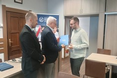 Uroczystość wręczania dyplomów studentom studiów podyplomowych przez pana Dziekana WBMiL prof Adama Marcińca