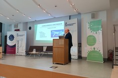 Prof. A. Majka podczas wystąpienia z wykładem poświęconym wykorzystaniu wodoru w lotnictwie