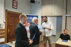 Uroczystość wręczania dyplomów studentom studiów podyplomowych przez pana Dziekana WBMiL prof Adama Marcińca