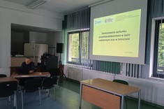 Dr inż. Karol Szostek w czasie prentacji referatu, na ekranie widok wyświetlanego slajdu