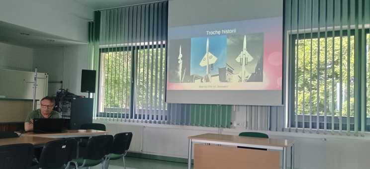 Prof Piotr Strzelczyk w czasie prentacji referatu, na ekranie widok wyświetlanego slajdu