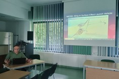Prof Piotr Strzelczyk w czasie prentacji referatu, na ekranie widok wyświetlanego slajdu