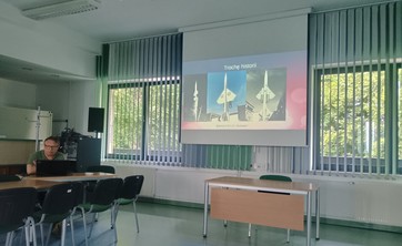 Prof Piotr Strzelczyk w czasie prentacji referatu, na ekranie widok wyświetlanego slajdu
