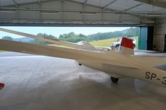 Szybowce w hangarze w Bezmiechowej